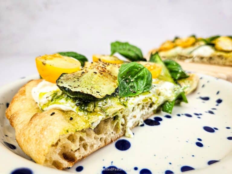 Pinsa with zucchini, pesto and burrata
