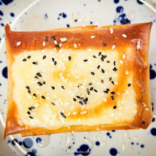 Feta saganaki - zapiekana feta w cieście filo