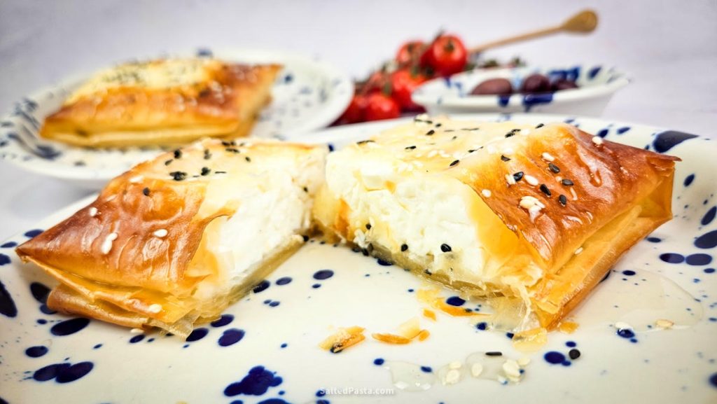Feta saganaki - zapiekana feta w cieście filo