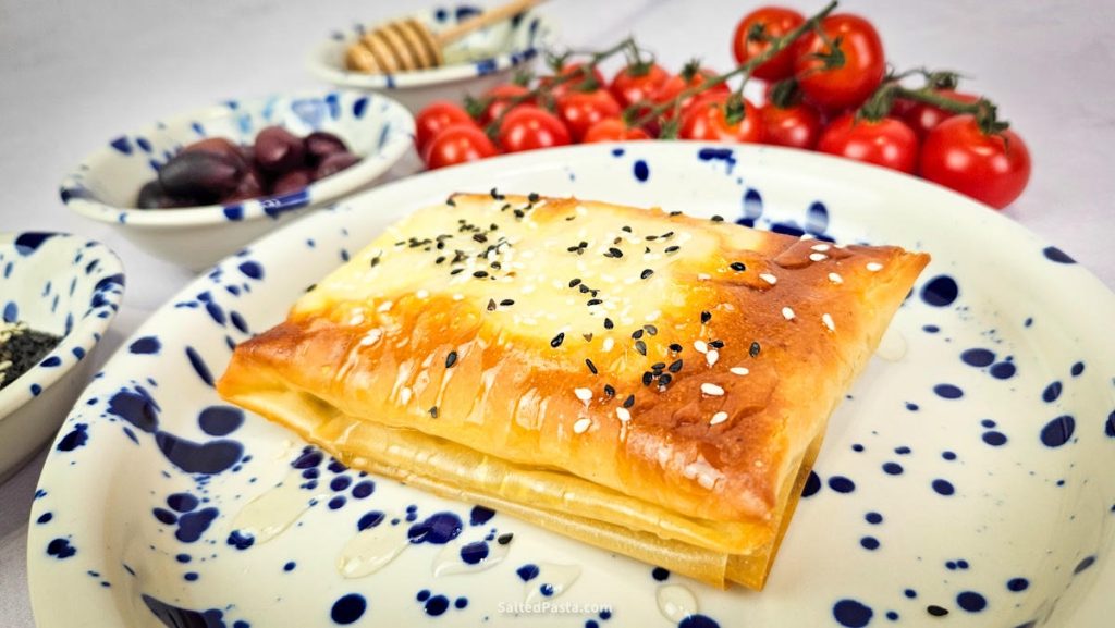 Feta saganaki - zapiekana feta w cieście filo