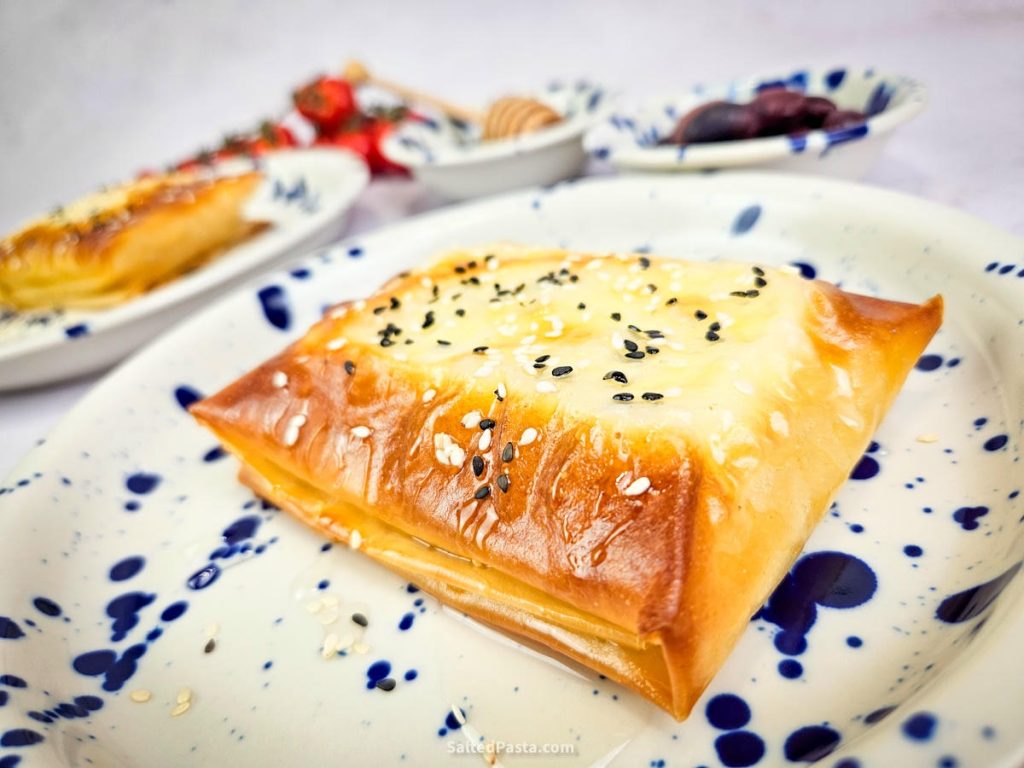 Feta saganaki - zapiekana feta w cieście filo