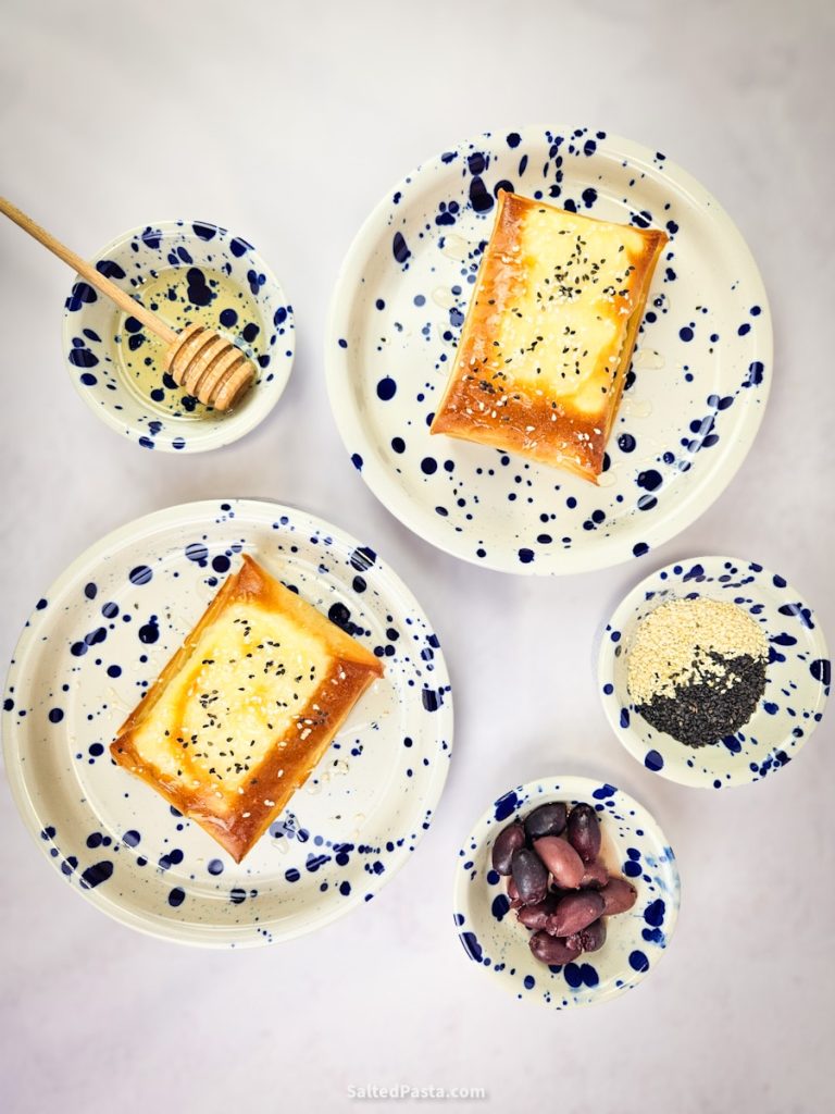 Feta saganaki - zapiekana feta w cieście filo