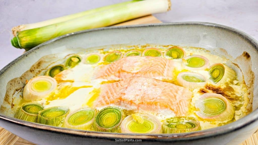 Łosoś pieczony z porami z piekarnika w naczyniu