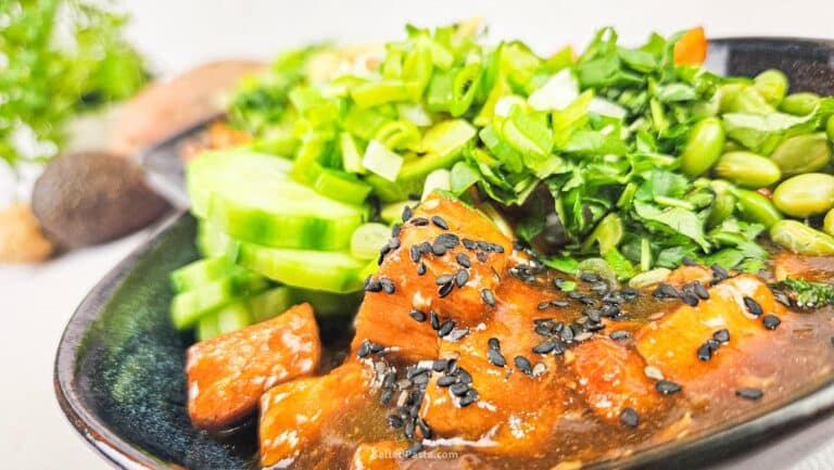 Poke bowl ze smażonym łososiem w sosie teriyaki